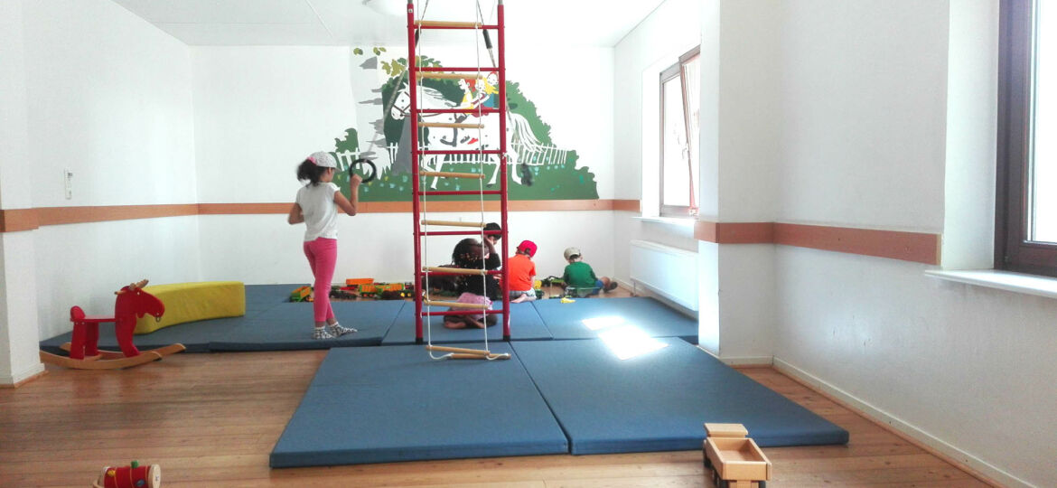 bearbeitetwährend die Mütter Qigong machen, beschäftigen die Kinder sich im Spieleraum von der Unterkunft