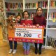 Leila, Asma und Marjan freuen sich über die Spende für den Verein Leseleo e.V.