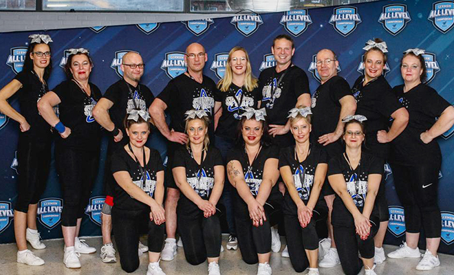 Cheerleader beim 9. Hörer helfen Kindern Fußballcup