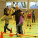 Kinder im Verein mit Trainer