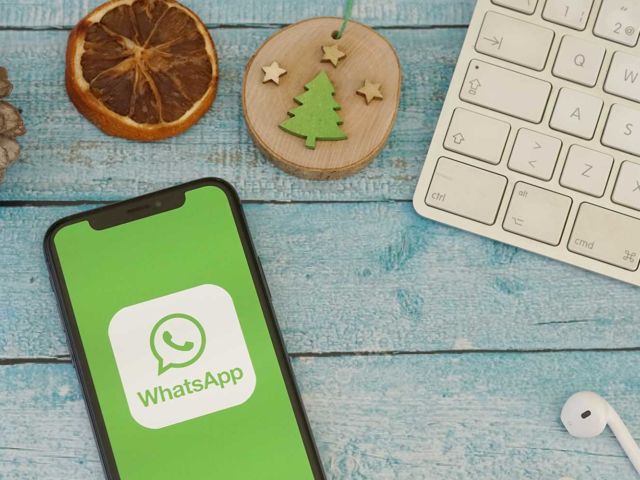 Introbild WhatsApp Spendengrüße in der Hörer helfen Kindern Weihnachtssammlung
