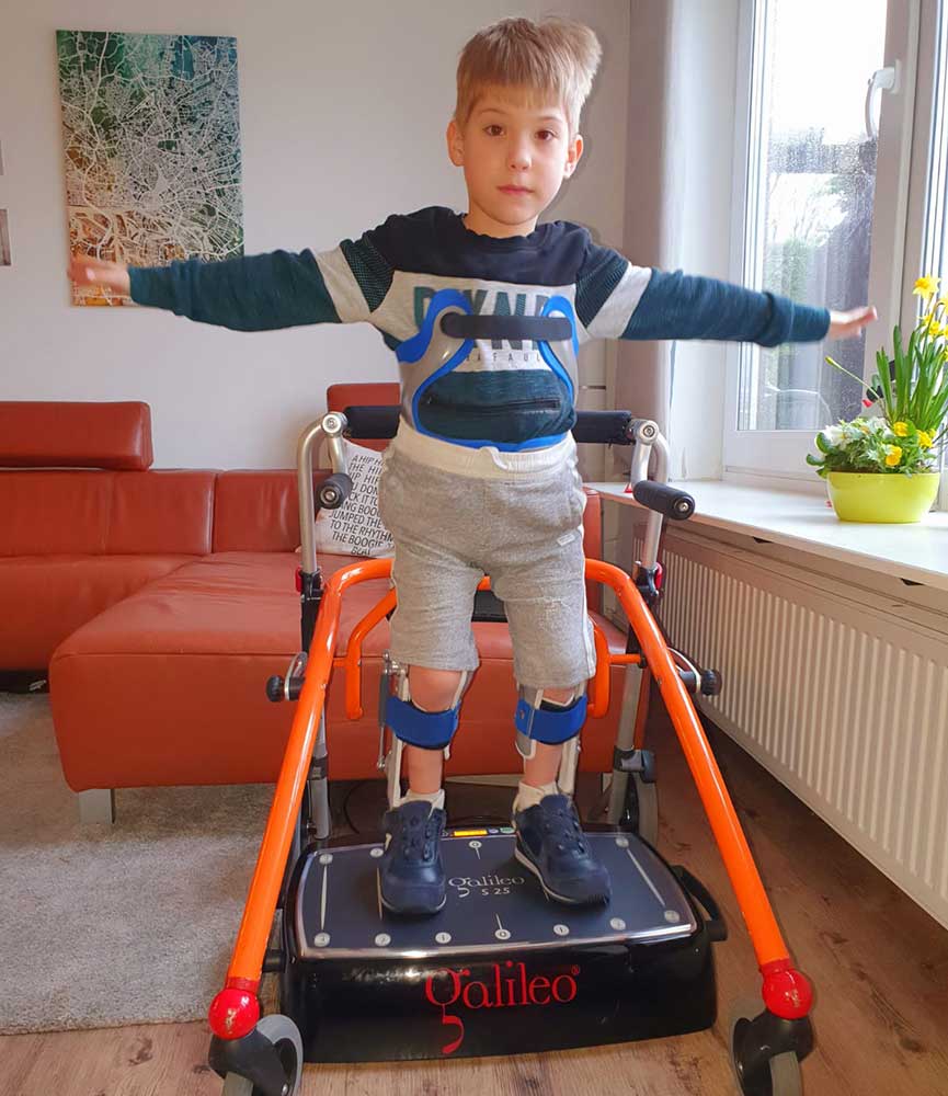 src=https://www.hoerer-helfen-kindern.de/wp-content/uploads/2021/03/Marten-auf-seinem-Galileogeraet-finanziert-durch-Hoerer-helfen-Kindern.jpg