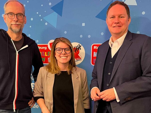 Introbild Carsten Brosda eröffnet den Hörer helfen Kindern Spendenmarathon 2021