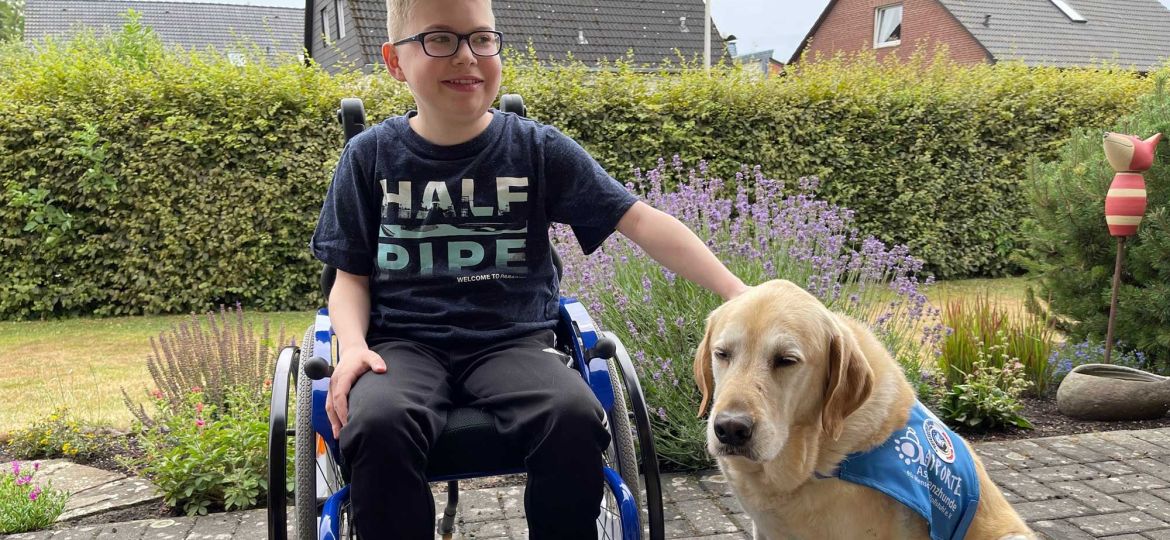 Introbild Hörer helfen Kindern Weihnachtssammlung Assistenzhund für Thies