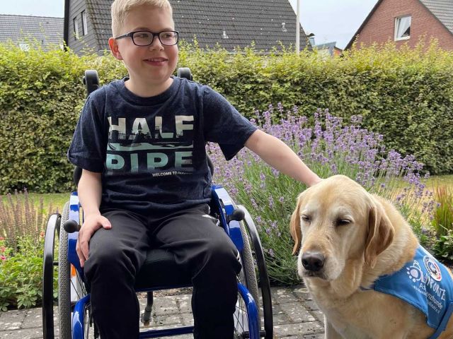 Introbild Hörer helfen Kindern Weihnachtssammlung Assistenzhund für Thies
