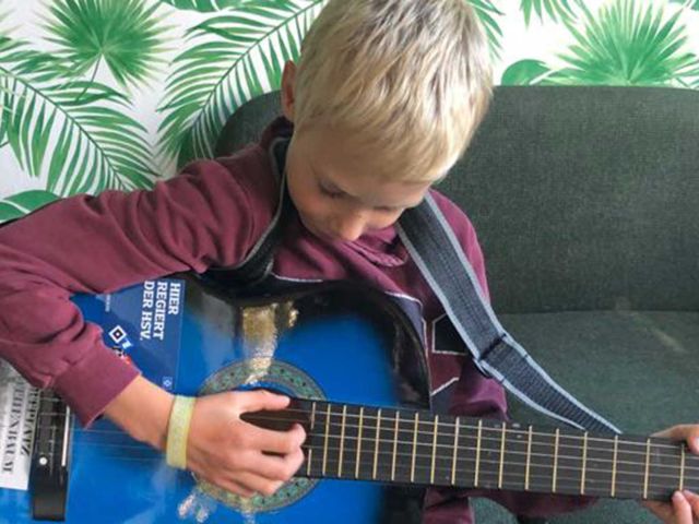 Introbild Hörer helfen Kindern Weihnachtssammlung Gitarrenunterricht für Reyk