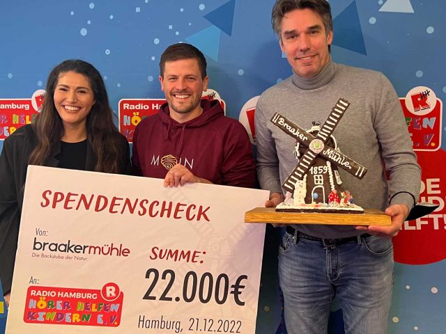 Introbild Braaker Mühle mit Spende für Hörer helfen Kindern Spendenmarathon