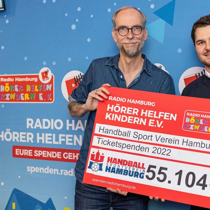 Introbild-HSV-Handball-übergibt-seine-Spende-an-Hörer-helfen-Kindern