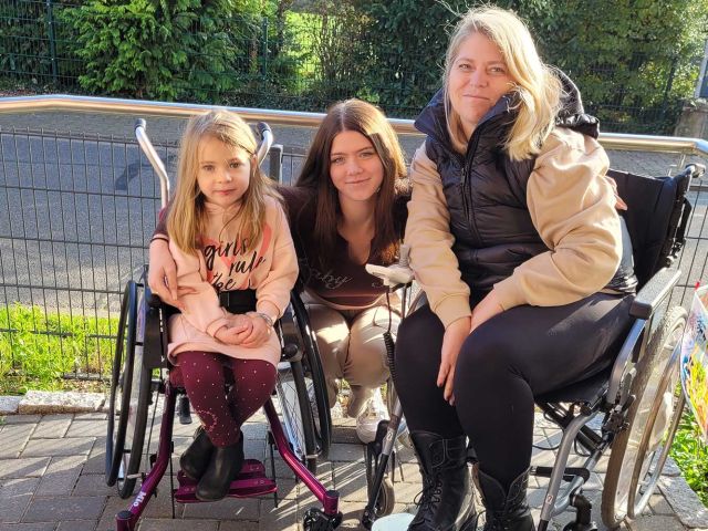 Introbild Hörer helfen Kindern Weihnachtssammlung Behindertengerechter PKW Familie Rückert
