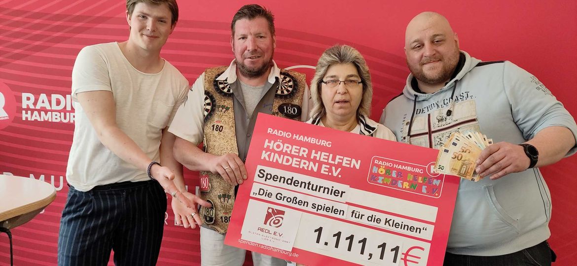 Introbild Scheckübergabe Dartturnier für Hörer helfen Kindern