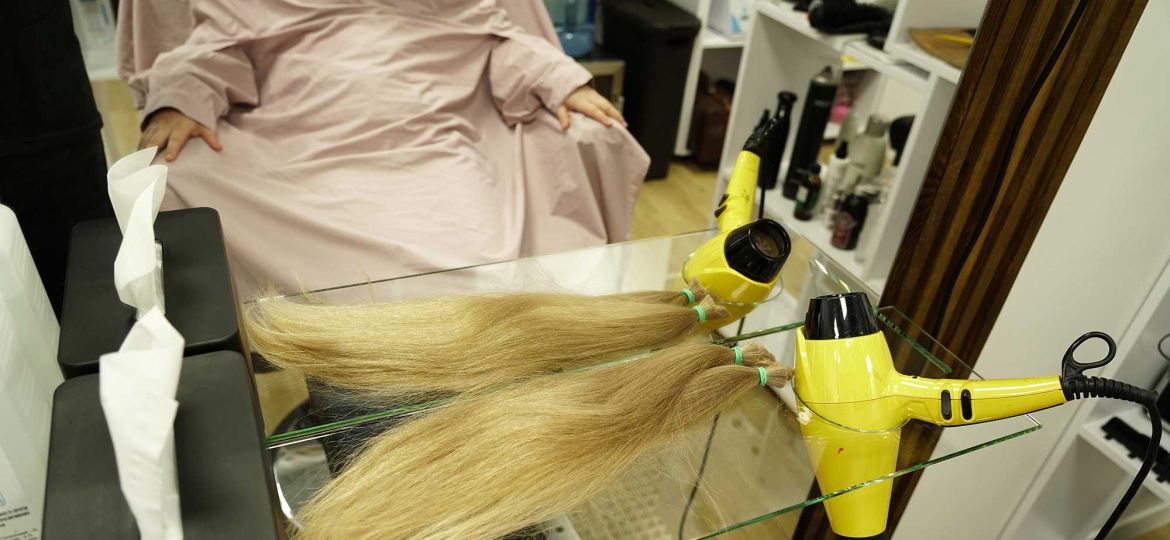 Introbild Milana bekommt Echthaarperücke von Hörer helfen Kindern