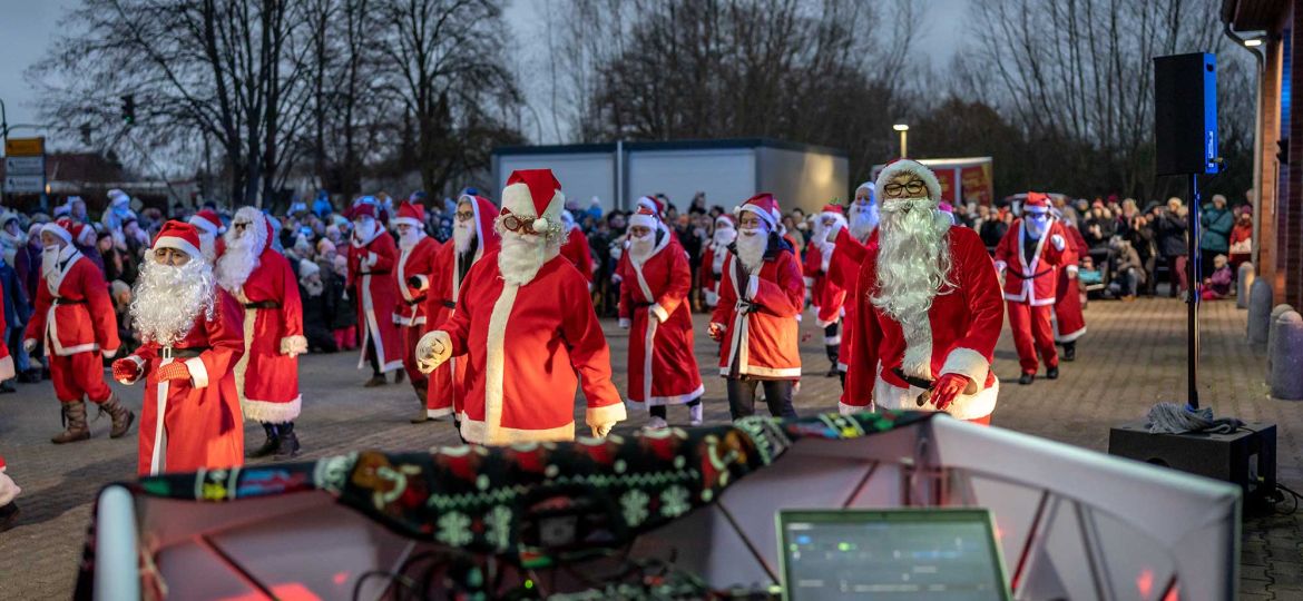 Introbild Dancing Santas in Schwarzenbek für Hörer helfen Kindern
