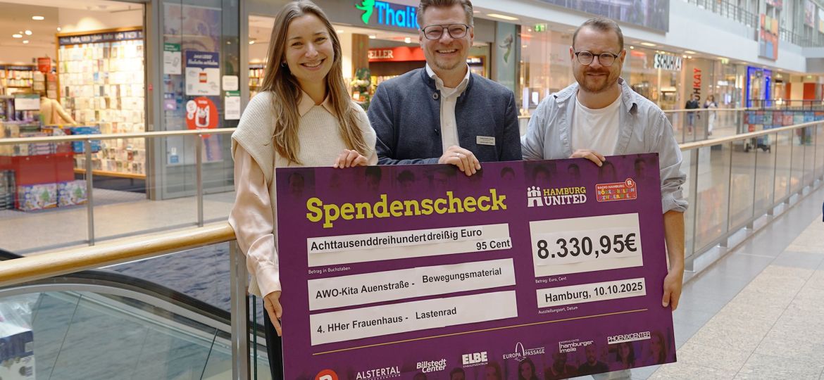 Introbild Scheckübergabe der Hamburger Meile und Hörer helfen Kindern an die Kita Auenstraße