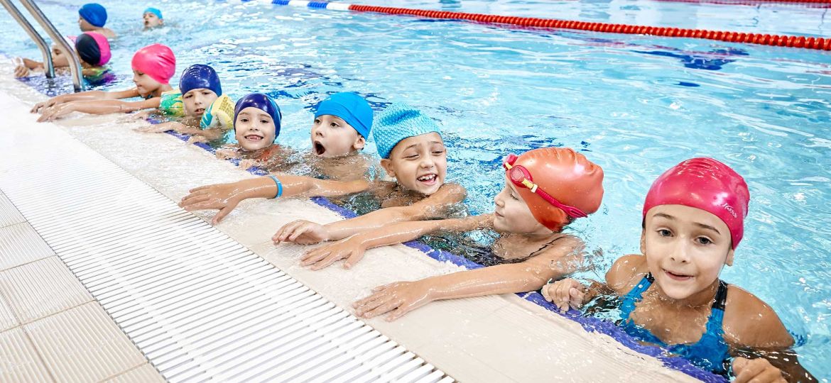Introbild Familienhelden mit Schwimmkurs finanziert durch Hörer helfen Kindern