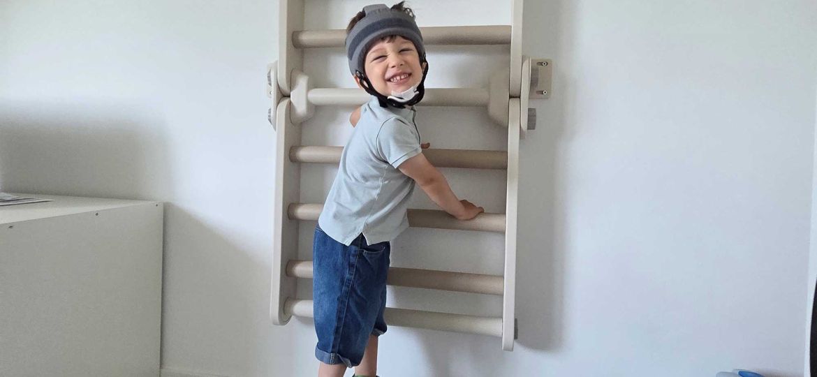 Introbild Kilian bekommt Galileo-Gerät von Hörer helfen Kindern