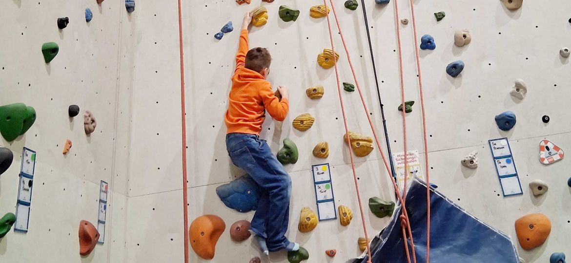 Introbild Hörer helfen Kindern Weihnachtssammlung 2025 Felix bekommt Klettertraining