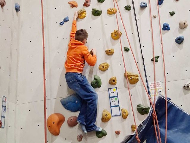 Introbild Hörer helfen Kindern Weihnachtssammlung 2025 Felix bekommt Klettertraining