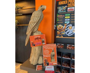 Introbild Holzadler wird von OBI Neugraben für Hörer helfen Kindern versteigert - Radio Hamburg Hörer helfen Kindern e.V. Introbild Holzadler wird von OBI Neugraben für Hörer helfen Kindern versteigert