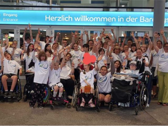 Introbild Shirts für die Schule Hirtenweg für 6K United finanziert durch Hörer helfen Kindern