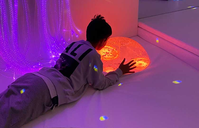 01-neuer-Snoezelenraum-für-die-Schule-Bekkamp-finanziert-durch-Hörer-helfen-Kindern