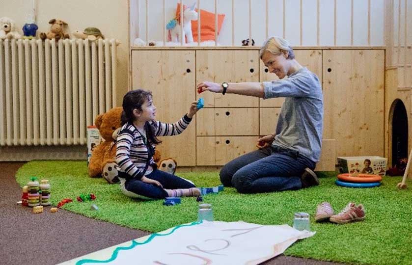 02-Stiftung-Children-of-Tomorrow-bekommt-Spende-von-Hörer-helfen-Kindern-für-HonigHelden