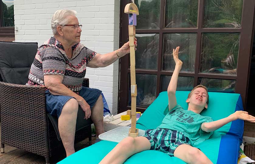 03-Elias-und-seine-Mama-im-Urlaub-an-der-Nordsee-finanziert-durch-Hörer-helfen-Kindern