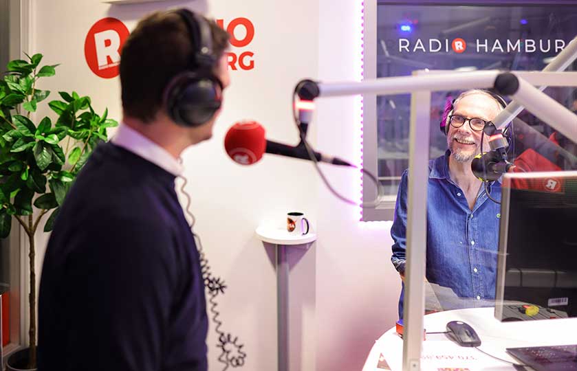 03-HSV-Handball-übergibt-seine-Spende-an-Hörer-helfen-Kindern