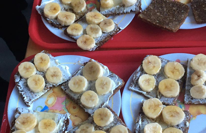 03-Schülerfrühstück-der-Budianer-Hilfe-finanziert-durch-Hörer-helfen-Kindern