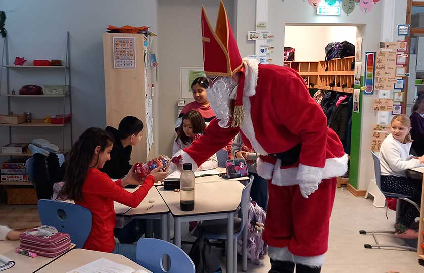 05-Nikolaus-an-der-Schule-Appelhoff-finanziert-durch-Hörer-helfen-Kindern