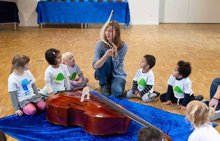 06-Klangstrolche-werden-durch-Hörer-helfen-Kindern-unterstützt