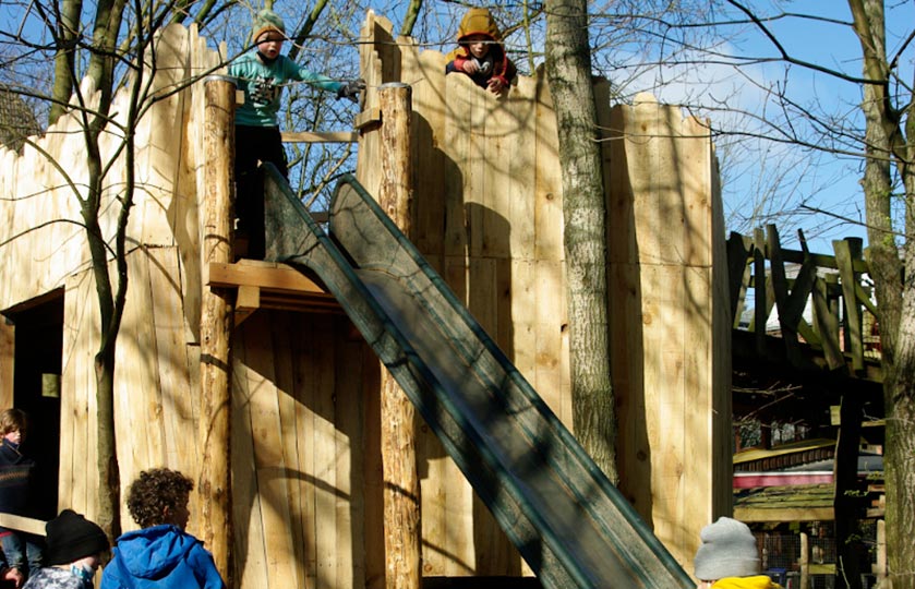 06-Spielplatzinitiative-Ottensen-bekommt-neue-Ritterburg-finanziert-durch-Hörer-helfen-Kindern