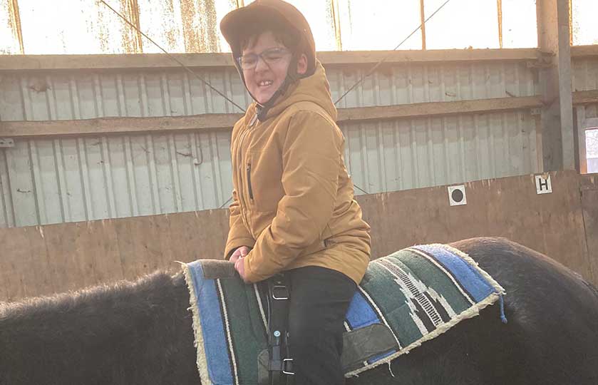 07-Reittherapie-für-die-Kids-der-Schule-Nymphenweg-finanziert-von-Hörer-helfen-Kindern