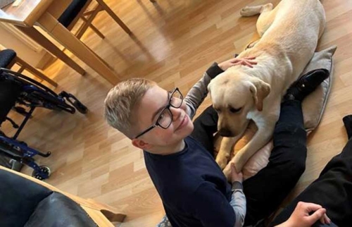 01-Ein-Assistenzhund-für-Thies-finanziert-von-Hörer-helfen-Kindern