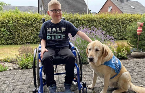 01-Hörer-helfen-Kindern-Weihnachtssammlung-Assistanzhund-für-Thies