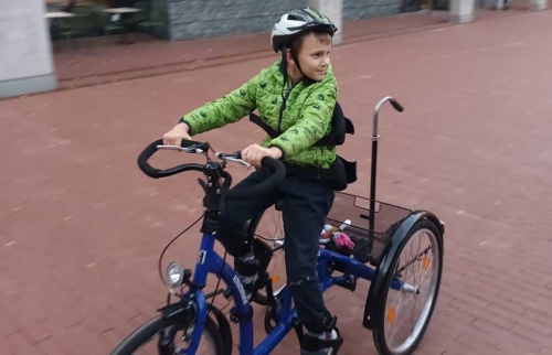 01-Mikhail-bekommt-Hundetherapie-von-Hörer-helfen-Kindern