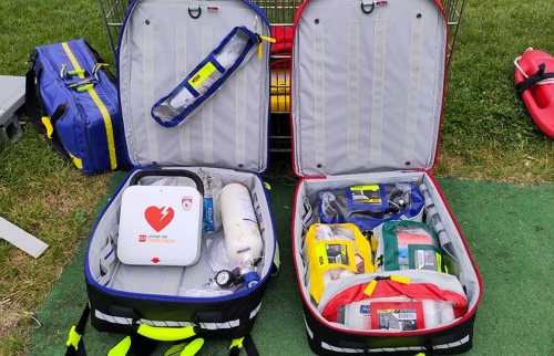 01-Rettungsrucksäcke-für-Rettungschwimmer-am-Allermöher-See-finanziert-durch-Hörer-helfen-Kindern