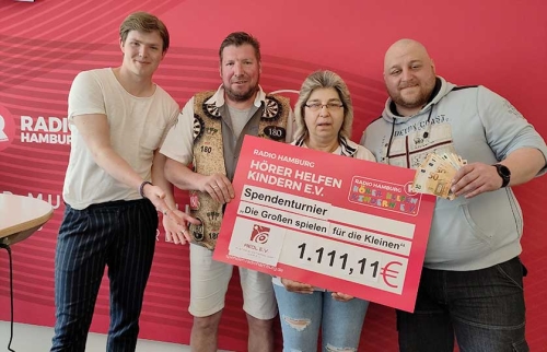 01-Scheckübergabe-Dartturnier-für-Hörer-helfen-Kindern