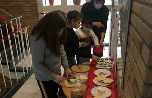 01-Schülerfrühstück-der-Budianer-Hilfe-finanziert-durch-Hörer-helfen-Kindern