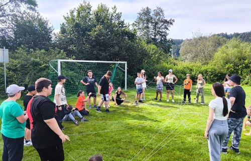 01-Schwimmreise-des-Jugenderholungswerks-finanziert-durch-Hörer-helfen-Kindern