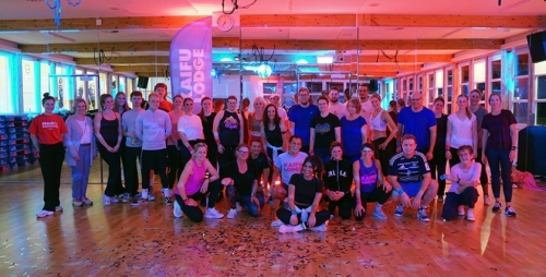 01-Zumba-mit-Alicia-für-Hörer-helfen-Kindern