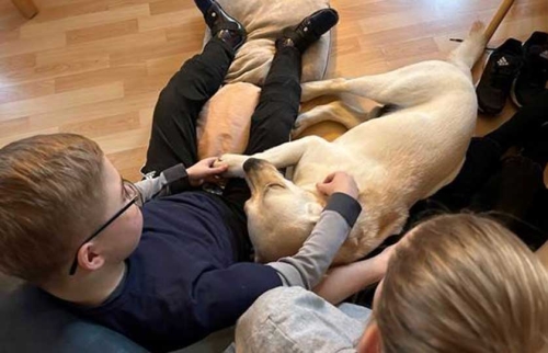 02-Ein-Assistenzhund-für-Thies-finanziert-von-Hörer-helfen-Kindern