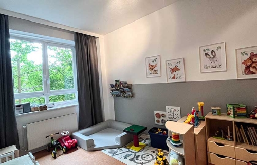 02-Familienzimmer-im-St.-Josef-Heim-finanziert-durch-Hörer-helfen-Kindern