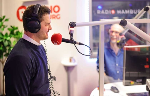 02-HSV-Handball-übergibt-seine-Spende-an-Hörer-helfen-Kindern