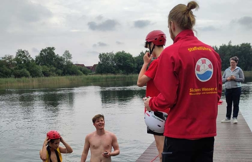 02-Rettungsrucksäcke-für-Rettungschwimmer-am-Allermöher-See-finanziert-durch-Hörer-helfen-Kindern