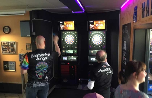 02-Scheckübergabe-Dartturnier-für-Hörer-helfen-Kindern