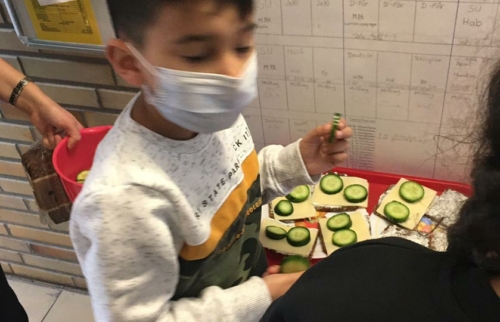 02-Schülerfrühstück-der-Budianer-Hilfe-finanziert-durch-Hörer-helfen-Kindern