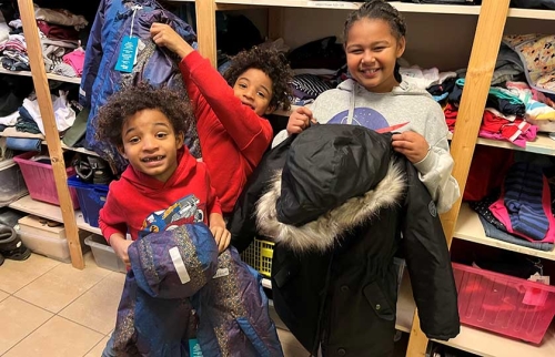 03-Arche-und-Familienhelden-bereiten-dank-Hörer-helfen-Kindern-vielen-Familien-sorgenfreies-Weihnachtsfest