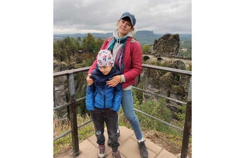 03-Mikhail-bekommt-Hundetherapie-von-Hörer-helfen-Kindern