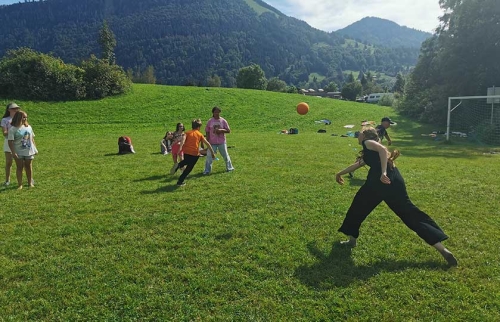 03-Schwimmreise-des-Jugenderholungswerks-finanziert-durch-Hörer-helfen-Kindern