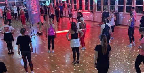 03-Zumba-mit-Alicia-für-Hörer-helfen-Kindern